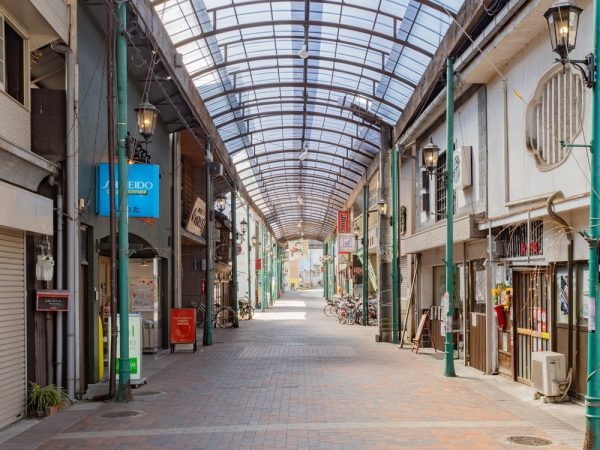 「にぎわう昭和のまち玉島実行委員会」の別所 美治 委員長。通町商店街にある菓子店・玉井堂の代表でもある。玉井堂は明治元年創業の老舗だ