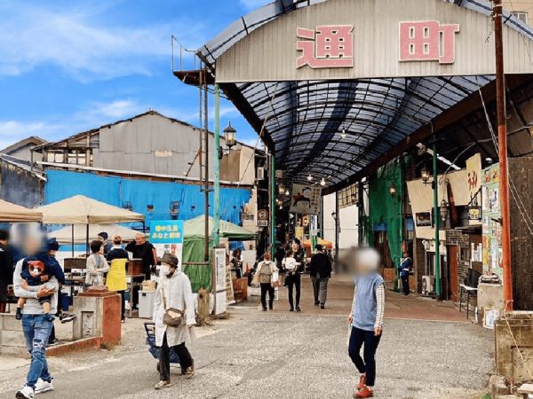 毎月第2日曜日の9〜12時に開催される「備中玉島みなと朝市」の様子（提供：にぎわう昭和のまち玉島実行委員会）