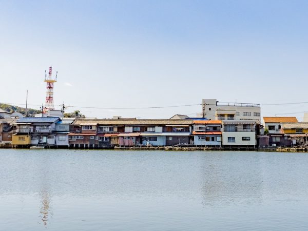 玉島市街を流れる溜川と川沿いの家並み。溜川は江戸時代の干拓時に生まれた