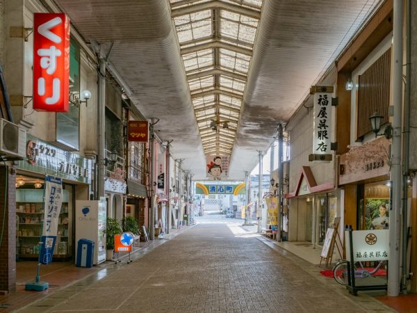玉島商店街：清心町商店街の入口は、大通リの「良寛通り」に面している