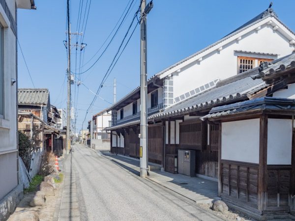 玉島市街を流れる溜川と川沿いの家並み。溜川は江戸時代の干拓時に生まれた