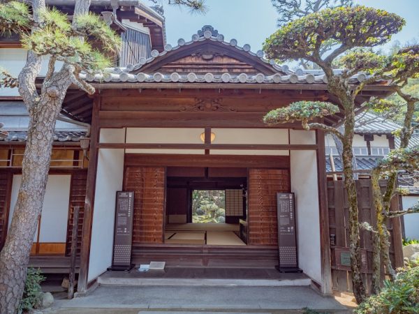 玉島市街を流れる溜川と川沿いの家並み。溜川は江戸時代の干拓時に生まれた