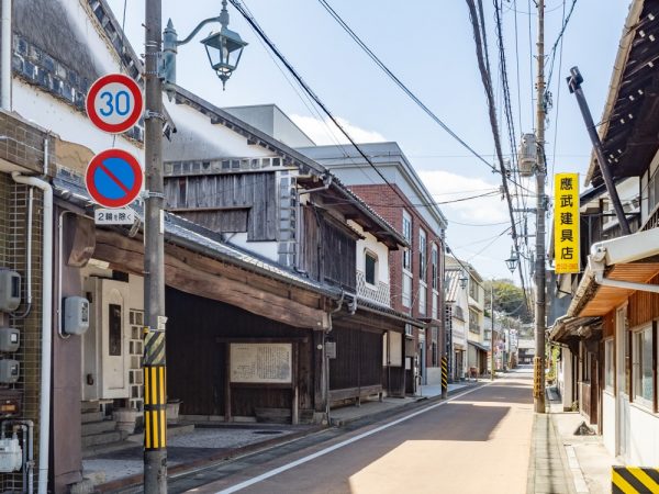 新町の町並み保存地区の景観。干拓時につくられた堤防上に問屋街が形成されたのが起源