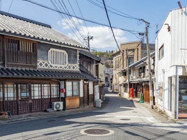 新町の町並み保存地区の景観。干拓時につくられた堤防上に問屋街が形成されたのが起源