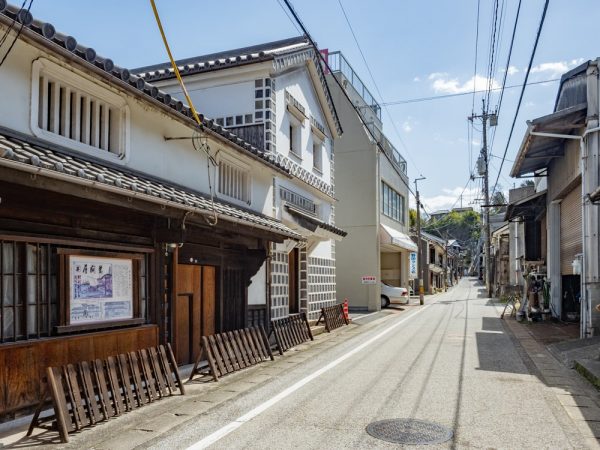 新町の町並み保存地区の景観。干拓時につくられた堤防上に問屋街が形成されたのが起源