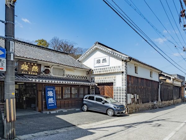 新町の町並み保存地区の景観。干拓時につくられた堤防上に問屋街が形成されたのが起源