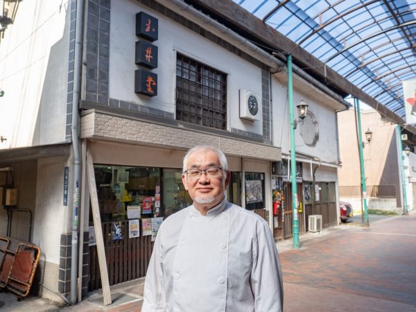 「にぎわう昭和のまち玉島実行委員会」の別所 美治 委員長。通町商店街にある菓子店・玉井堂の代表でもある。玉井堂は明治元年創業の老舗だ