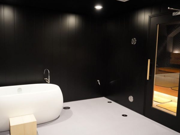 最大36人利用できる大型サウナ。水風呂、外気浴スペースもある