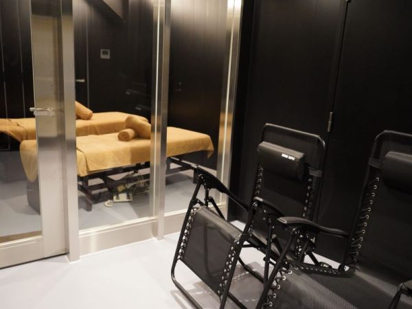 最大36人利用できる大型サウナ。水風呂、外気浴スペースもある