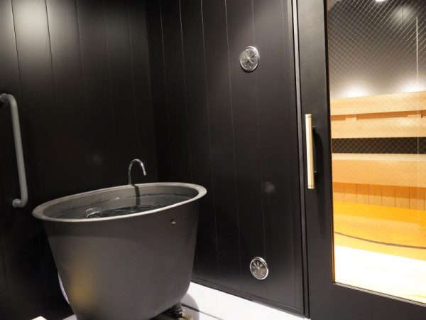 最大36人利用できる大型サウナ。水風呂、外気浴スペースもある