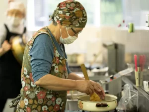 採れたての山の幸をいただける農家レストラン「舟伏の里へ　おんせぇよぉ～」。“おんせぇよぉ～”とは、この地方の方言で「いらっしゃい」という意味。ノスタルジックな廃校の雰囲気も人気だっただけに残念だ（撮影：山口晋一）