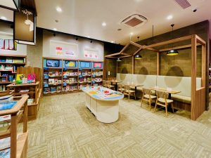 ▲2階の「遊んで学ぶ」のスペースには楽しい知育玩具が充実。「キッズプレイス」も併設されており、雨の日でもブロックなどで遊べるようになっている