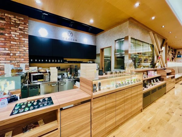 ▲複雑に入り組んだ書棚と書棚の間には、ところどころにソファやベンチが置かれており、その場で気になる本を手に取って読んだり、本を開きながら親子・友人・恋人同士で過ごせるようになっている。「お気に入りの場所は皆さんそれぞれ違っているようで、様子を見ていると面白いですね。読み聞かせで声を出して朗読したり、カフェのように楽しく会話をしていただいてもOKです」