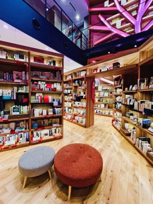 ▲複雑に入り組んだ書棚と書棚の間には、ところどころにソファやベンチが置かれており、その場で気になる本を手に取って読んだり、本を開きながら親子・友人・恋人同士で過ごせるようになっている。「お気に入りの場所は皆さんそれぞれ違っているようで、様子を見ていると面白いですね。読み聞かせで声を出して朗読したり、カフェのように楽しく会話をしていただいてもOKです」