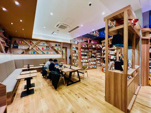 ▲左から：丸善雄松堂の荒川祐太朗さん、敦賀市役所の橋詰拓幸さん、ちえなみき店長の笹本早夕里さん