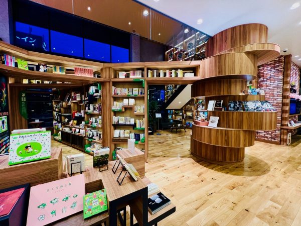 ▲左から：丸善雄松堂の荒川祐太朗さん、敦賀市役所の橋詰拓幸さん、ちえなみき店長の笹本早夕里さん