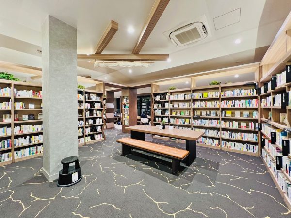 ▲左から：丸善雄松堂の荒川祐太朗さん、敦賀市役所の橋詰拓幸さん、ちえなみき店長の笹本早夕里さん