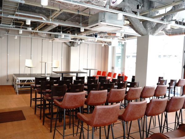 1階のレストラン（写真はイベント仕様）。ここは、運営するクレドインターナショナルが冠スポンサーを務めるエンタメビジネスコンテスト「夢叶えるプロジェクト」のオーディションや番組収録の会場としても活用される