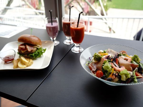 1階のレストラン（写真はイベント仕様）。ここは、運営するクレドインターナショナルが冠スポンサーを務めるエンタメビジネスコンテスト「夢叶えるプロジェクト」のオーディションや番組収録の会場としても活用される