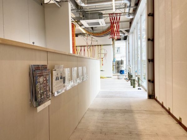 「スローアートラボ」。大きく配された窓の反対側の壁は、アートなどの展示が映えるように白い壁を採用（提供写真）