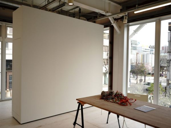 「スローアートラボ」。大きく配された窓の反対側の壁は、アートなどの展示が映えるように白い壁を採用（提供写真）