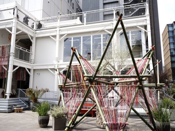 「スローアートラボ」。大きく配された窓の反対側の壁は、アートなどの展示が映えるように白い壁を採用（提供写真）