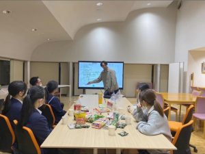 ▲ミーティングでは、お菓子とともに会話が弾む。すべてにおいて押しつけがましくなく、「ゆるい」をテーマとしているところがＪＫ課のまちづくりのポイントだ