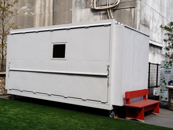 運営ディレクターの中村政人氏が所有する1970年誕生のセキスイハイムM1。車輪をつけて可動できるようにしてある