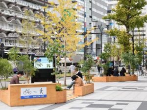 大阪市は、御堂筋の完全歩道化を目指すと発表。この構想に民間から参画しようとするのが、御堂筋の道路協力団体となった「ミナミ御堂筋の会」だ。官民連携による道路行政のありかたとは。