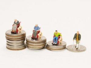 2012（平成24）年に施行された「障害者自立支援法等の改正法」によって、障害のある人も地域で安心して暮らせる社会を実現させる取組みが動き出した。障害のある人が自立した生活を送るために必要な助成や制度を紹介する。
