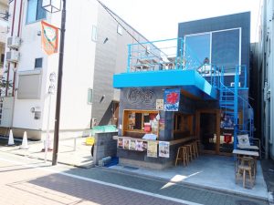 堀田湯の向かいに新たに生まれた、ちょっと一杯できる場所。銭湯に人が集まるようになれば周囲も賑わう