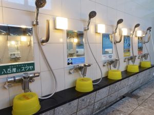 これが鏡広告。鏡の下に地元の店などからの広告が掲載されている