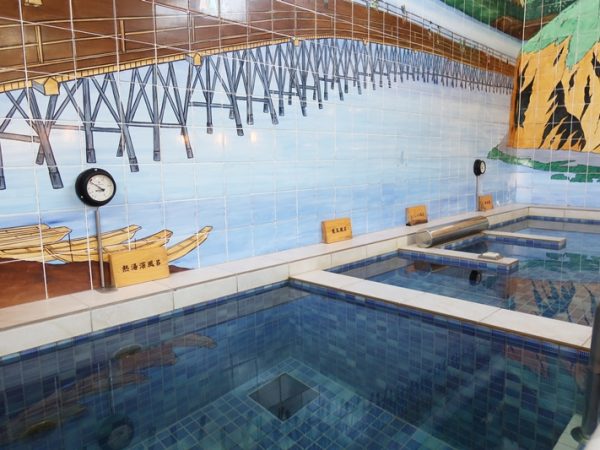 堀田湯の向かいに新たに生まれた、ちょっと一杯できる場所。銭湯に人が集まるようになれば周囲も賑わう