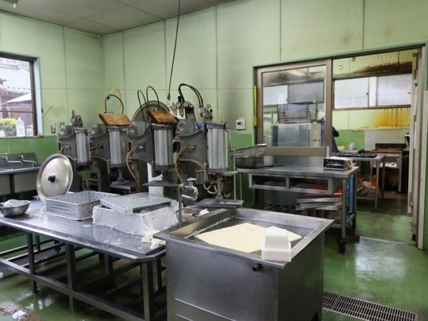 地元ではトウフマンとして知られている岩井さん。自ら配達に回るなどしており毎日忙しい