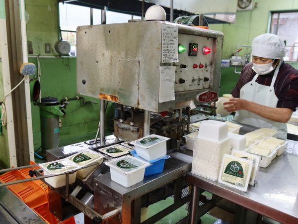 人が手で大きな木べらを使ってかき混ぜ続けるという地味な作り方