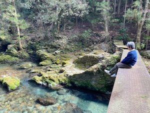 ぼ～っと川を眺めているだけで癒される。「何もしない贅沢を味わってほしい」と河合さんは話す（筆者撮影）