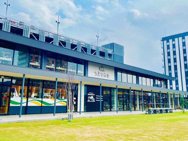 北陸新幹線・敦賀駅前の「ちえなみき」。新しい形の公設民営書店と知育・啓発施設は、3ケ月で来場10万人突破 |  住まいの本当と今を伝える情報サイト【LIFULL HOME'S PRESS】