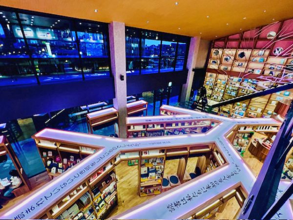 ▲2階の「遊んで学ぶ」のスペースには楽しい知育玩具が充実。「キッズプレイス」も併設されており、雨の日でもブロックなどで遊べるようになっている