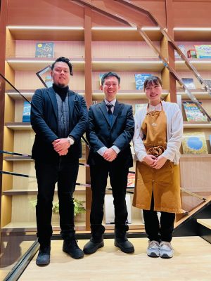 ▲左から：丸善雄松堂の荒川祐太朗さん、敦賀市役所の橋詰拓幸さん、ちえなみき店長の笹本早夕里さん