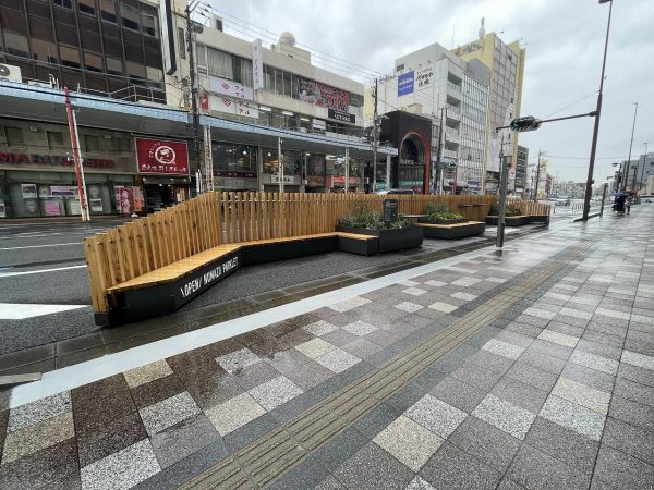 ▲沼津の木工職人が製作に携わったオリジナルファニチャーは、愛着を持って長く愛されるよう、質やデザイン、座り心地にもこだわった（写真提供：沼津市）