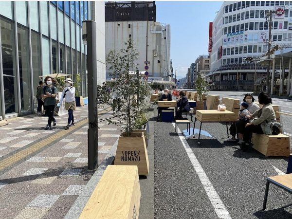 ▲沼津の木工職人が製作に携わったオリジナルファニチャーは、愛着を持って長く愛されるよう、質やデザイン、座り心地にもこだわった（写真提供：沼津市）