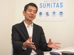 <b>吉田 宏（よしだ ひろし）：</b>株式会社SUMiTAS・株式会社アセットバンク・株式会社アート不動産 代表取締役社長。20代でアート不動産を創業し、現在アパマンショップを5店舗、管理センターを1店舗、売買店舗を1店舗運営。不動産売買・賃貸斡旋・賃貸管理事業を行う。業績は右肩上がりで、令和5年期に売上高34億円を突破。誠実で真面目な人柄とこれまでの実績から、令和元年に不動産売買事業の株式会社SUMiTASを引き継ぐ