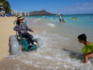 車いすユーザーが住まいに対して普段からどういった心配りをしているのか。「車いすでもあきらめない世界をつくる」というミッションを掲げる一般社団法人WheeLog代表でご自身も車いすユーザーである織田氏に、自身の車いすライフを交えた暮らしの在り方を尋ねる。