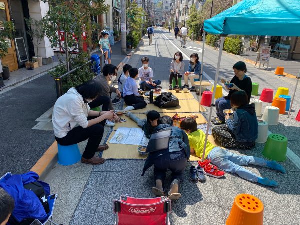 東京都文京区・藍染大通りは、50年続いている歩行者天国である。年間を通して様々な催しが開催され、まちのリビングのように活用されている。藍染大通りの歴史や、どのように歩行者天国が続けられてきたのかを見ていこう。