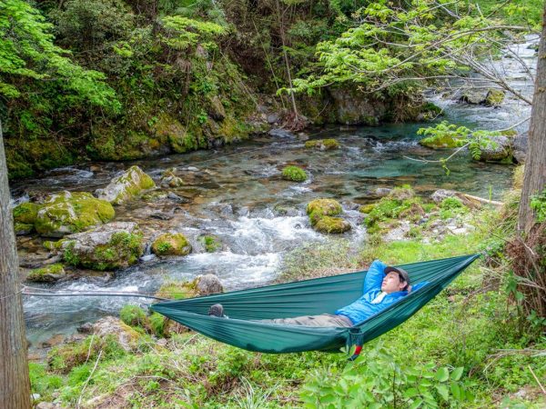 ぼ～っと川を眺めているだけで癒される。「何もしない贅沢を味わってほしい」と河合さんは話す（筆者撮影）
