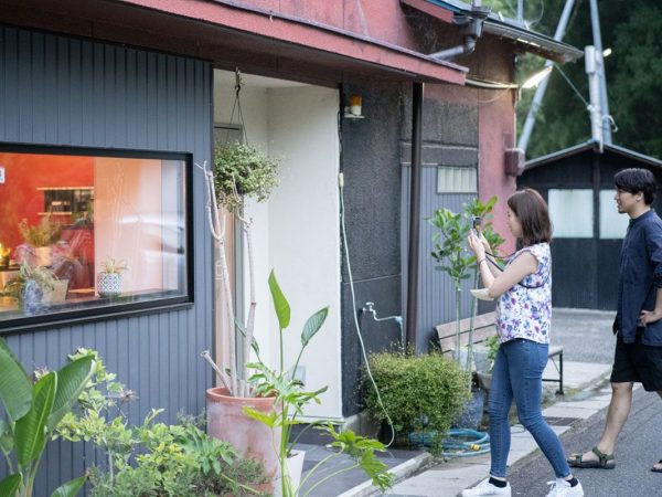 「Phin and Bean」の本格ベトナムコーヒーを求めて、遠方から足を運ぶ人も多いのだとか。テイクアウトして河原でコーヒーを楽しむ人も多い（撮影：山口晋一）