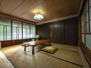 室内の柱や縁側には柿渋染が施されている。「隣の伊自良地区で、60年前に滅んだといわれている柿渋染を復活させた若者がいて、その子たちと一緒に塗りました」と河合さん。（撮影：山口晋一）