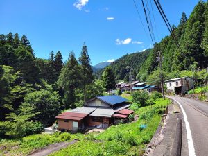 宿泊施設「水音～mizuoto～」。家屋の向こう側に円原川が流れる（撮影：山口晋一）