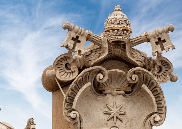 バチカンの国章は交差した金と銀の鍵