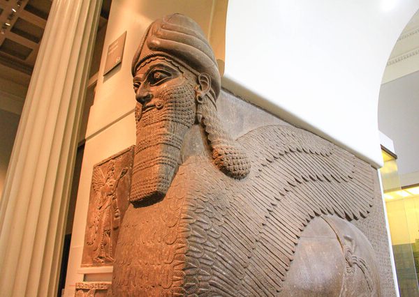 アッシリアの遺跡では世界最古の木製の鍵が発見されている（写真は大英博物館のアッシリアの守護獣神像）